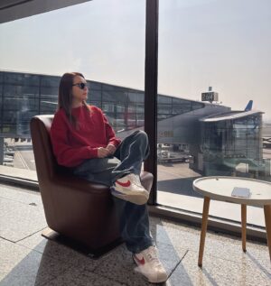 Florence Kwok Instagram - #hello2025 ♥️
從2024的end Dec一直出差
今天只是在轉机的路上
不是在扮cool
「連續訓酒店床」後遺症
已帶了私人pillow
最后還是瞓矮頸
算是老戲骨轉型老骨頭了
來年，希望我身边所有人身體健康萬事如意心想事成
#最想聽到cabincrewpleaseprepareforlanding