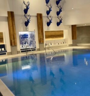 Florencia Bertotti Instagram - Carrete de la felicidad 💛
No les voy a explicar las fotos, hablan x sí solas.
El SPA de este lugar es espectacular!
Hay Hammam, saunas y jacuzzis al aire libre. Hay masajes  para parejas, masajes para deportistas y tratamientos de belleza de todo tipo. Y mi cosa preferida es q las camillas se calientan para q no sientas fríoloooo
Nos quedamos a vivir acá @clubmedalpes 
#amazingfamily #amazingexperience