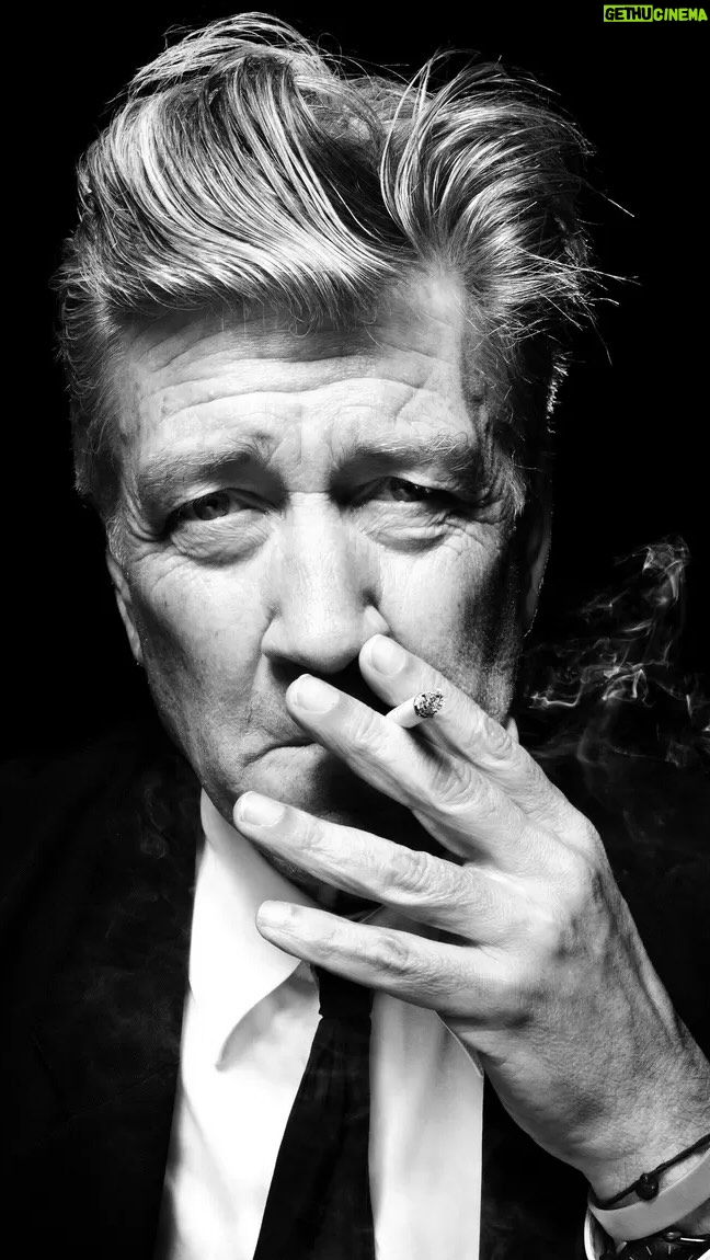 Francesca Valtorta - 238 Likes - Il momento della creazione.
Quel momento dove due geni cambiano la storia.
Questo video dove Angelo Badalamenti ricorda quando lui e David Lynch crearono la sigla di Twin Peaks è un dono, che voglio condividere con voi.
Ogni volta che lo guardo mi commuovo.
Grazie per averci regalato mondi a noi umani sconosciuti.
#davidlynch #twinpeaks #angelobadalamenti