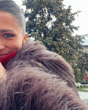 Francesca Valtorta Instagram - Una risata ci salverà ♥️🎄👫🏻👭🏻🥂🕺🏻🤪

#merrychristmas #natale2024 #happy #family #love #francescavaltorta