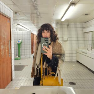 Frankie Ward Instagram - Green Park tube station has a public bathroom. I paid 50p to take these photos.