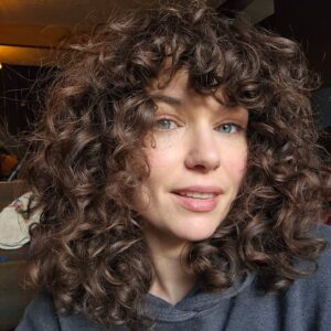Frankie Ward Instagram - Guys I'm having a good hair day - and as my hair is falling out post baby, I'm capturing it for IG!

Used @theouai curl créme for the first time, the Magic Smoothing Heat Shield Hairspray from @beautypie and rough dried it.

I wouldn't be surprised if the texture of my hair goes out the window in the next few months but crossing my fingers the curls don't go on vacation.

Also started using a eye roller in the morning to try and depuff my undereyes and feeling a bit better about it all today.

#curlyhair #naturalcurls