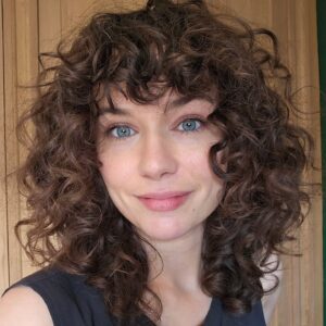 Frankie Ward Instagram - Guys I'm having a good hair day - and as my hair is falling out post baby, I'm capturing it for IG!

Used @theouai curl créme for the first time, the Magic Smoothing Heat Shield Hairspray from @beautypie and rough dried it.

I wouldn't be surprised if the texture of my hair goes out the window in the next few months but crossing my fingers the curls don't go on vacation.

Also started using a eye roller in the morning to try and depuff my undereyes and feeling a bit better about it all today.

#curlyhair #naturalcurls