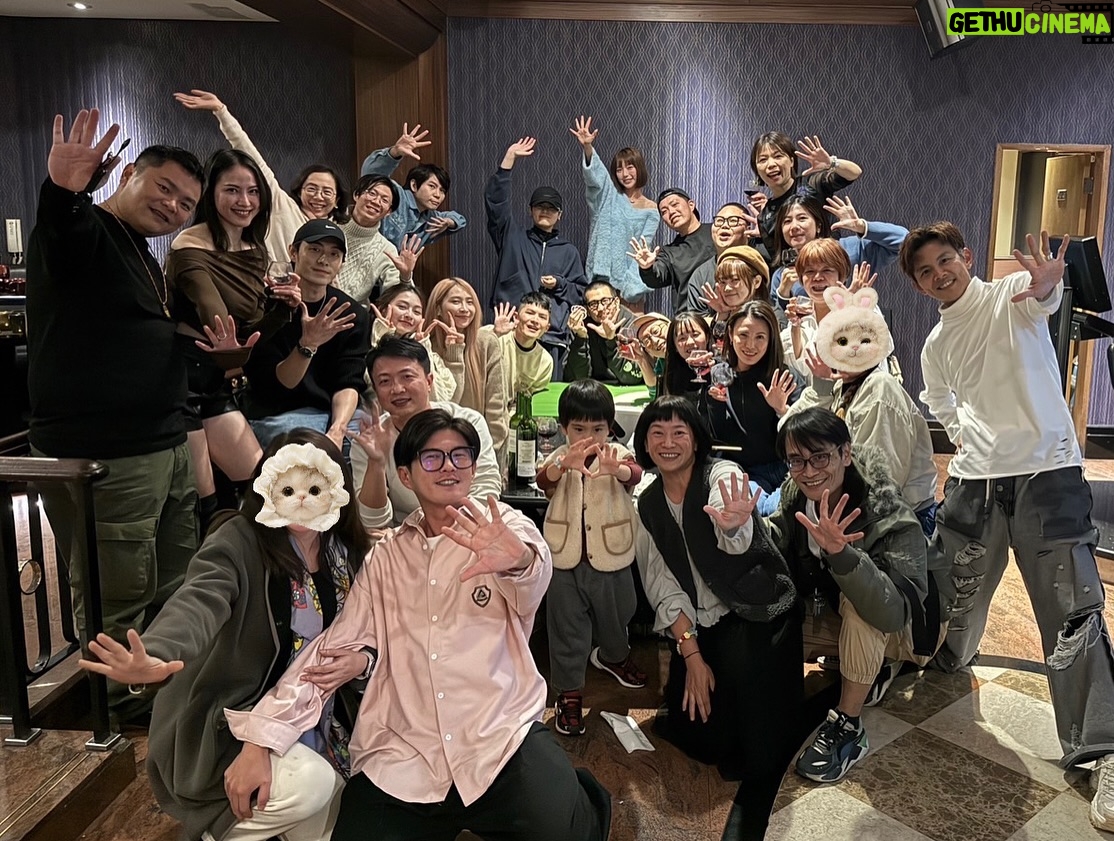 Furby Chen - 4.5K Likes - -
社長昨天說 大家一起比🖐🏻
嚇到!什麼!!五年了
@nowyouon
(佔了我人生的四分之一 好扯喔🤔)
重點是故事未完待續
我們還要繼續鬧下去💓💓💓
晚點我有空來整理一些影片給你們看
我真的快笑死🤣