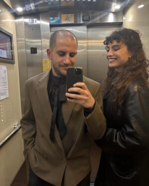 Gabriela Andrada Instagram - Este fin de semana estuve por primera vez en Galicia de mano de los @premiosferoz y lo pasé teta. Comí empanada de bacalao con pasas, hablé con gente a la que admiro, discutí con Julián López el sex appeal de Nosferatu (in fraganti en la foto 5)  y recibí muchas felicitaciones de personas que me confundieron con Marina Guerola pero que aprecio igual. Mil gracias a la organización por contar conmigo. 

Team 💕
@viewmanagement @luciadelriomanagement @diorbeauty @capelliercapellier @naogayoso @mariagorof @carreraycarrera_official @valytyplace @lorealpro @telva @aquazzura @javierlopezphoto