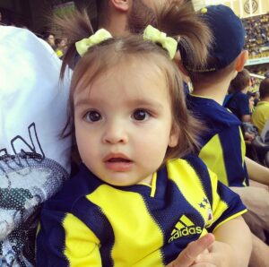 Gala Caldirola Instagram - 💙💛 Los años que vivimos en Turquía nos sentimos muy protegidas y bien recibidas! Cuando llegas a un país que no conoces, con otro idioma, otra cultura, otras costumbres… y alguien abre sus brazos para ti y te da su cariño y su protección se crea un lazo muy especial! Jamás olvidaré todo lo que Apo ( en ese momento trabajaba con nosotros ) y su familia hicieron por cuidarnos .
Conocieron a luz desde el día en que nació y hoy nos reencontramos  después de estos años.
Hay personas y lugares que siempre merecerán un lugar en tu corazón!
Gracias por tanto!
2018 VS 2025