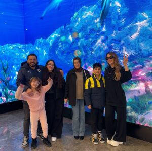 Gala Caldirola Instagram - 💙💛 Los años que vivimos en Turquía nos sentimos muy protegidas y bien recibidas! Cuando llegas a un país que no conoces, con otro idioma, otra cultura, otras costumbres… y alguien abre sus brazos para ti y te da su cariño y su protección se crea un lazo muy especial! Jamás olvidaré todo lo que Apo ( en ese momento trabajaba con nosotros ) y su familia hicieron por cuidarnos .
Conocieron a luz desde el día en que nació y hoy nos reencontramos  después de estos años.
Hay personas y lugares que siempre merecerán un lugar en tu corazón!
Gracias por tanto!
2018 VS 2025