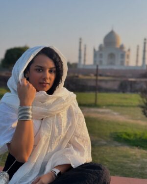 Gautami Kawale Instagram - Dil ke Taj Mahal mein 😆

dhoop ke liye dupatta liya tha aur aesthetics hi badh gaye
Top from @unblockbyjenny