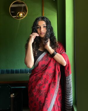 Gayathri Ashok Instagram - When my hair finally behaves, dressing up is a must ♥️ 

#sareelove  #goodhairday  #curlyhair