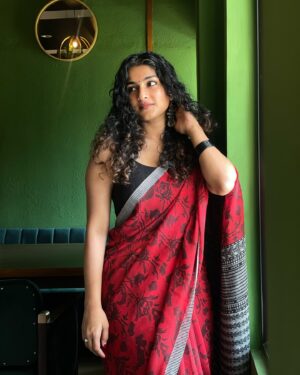 Gayathri Ashok Instagram - When my hair finally behaves, dressing up is a must ♥️ 

#sareelove  #goodhairday  #curlyhair