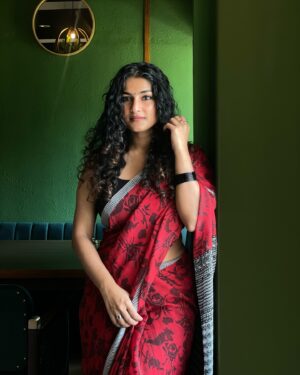 Gayathri Ashok Instagram - When my hair finally behaves, dressing up is a must ♥️ 

#sareelove  #goodhairday  #curlyhair