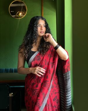 Gayathri Ashok Instagram - When my hair finally behaves, dressing up is a must ♥️ 

#sareelove  #goodhairday  #curlyhair