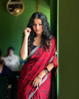 Gayathri Ashok Instagram - When my hair finally behaves, dressing up is a must ♥️ 

#sareelove  #goodhairday  #curlyhair