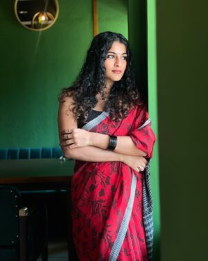 Gayathri Ashok Instagram - When my hair finally behaves, dressing up is a must ♥️ 

#sareelove  #goodhairday  #curlyhair