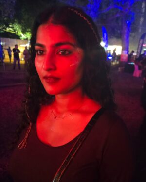 Gayathri Ashok Instagram - Drenched in shimmer ✨♥️
📷 @_its.all.good.karma_ 

#glimmer  #glam  #braids  #kappaculture
