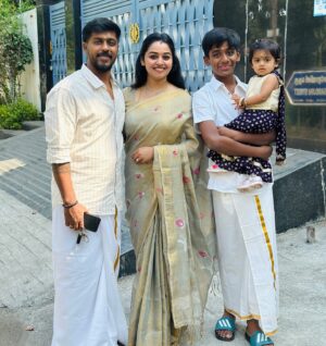 Gayathri Yuvraaj Instagram - I feel very satisfied when I feel - this is my world ❤️ I thank the universe for blessing me so much and I pray to keep this happiness infinitely ♾️💞

❤️ @yuvi_smart 

👗 @taarigai_sarees & @tweety_threads