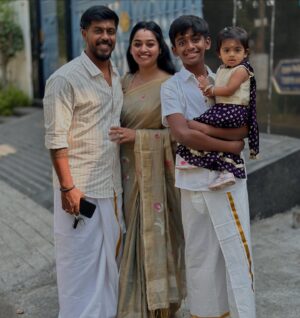 Gayathri Yuvraaj Instagram - I feel very satisfied when I feel - this is my world ❤️ I thank the universe for blessing me so much and I pray to keep this happiness infinitely ♾️💞

❤️ @yuvi_smart 

👗 @taarigai_sarees & @tweety_threads