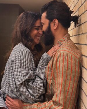 Genelia D'Souza Instagram - Confession : I’m usually a planner  but there’s one amazing exception = You @riteishd ( the only thing in my life that I have never planned)

New Love is sparkly 
True Love is fireworks 
But ours is my favourite everything 💚

Happy Anniversary my partner in crime, my forever home and the reason I laugh, smile and feel alive 
#13andcounting 
#myfavouriteeverything