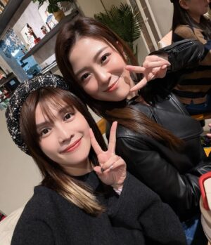 Genie Chuo Instagram - 海角七號的夥伴們交換禮物啦～
今年大家的禮物又比上一回進步不少😌
跟協志哥互相抽到禮物～也是ㄧ種冤家的延續😂
能這樣聚在一起真的很開心～
謝謝康樂股長 @sha_ariel 🩷

期待大夥再次相遇
