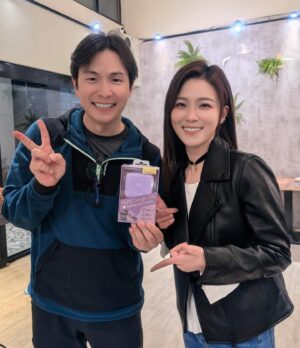 Genie Chuo Instagram - 海角七號的夥伴們交換禮物啦～
今年大家的禮物又比上一回進步不少😌
跟協志哥互相抽到禮物～也是ㄧ種冤家的延續😂
能這樣聚在一起真的很開心～
謝謝康樂股長 @sha_ariel 🩷

期待大夥再次相遇