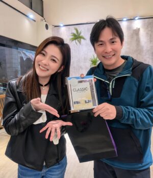 Genie Chuo Instagram - 海角七號的夥伴們交換禮物啦～
今年大家的禮物又比上一回進步不少😌
跟協志哥互相抽到禮物～也是ㄧ種冤家的延續😂
能這樣聚在一起真的很開心～
謝謝康樂股長 @sha_ariel 🩷

期待大夥再次相遇