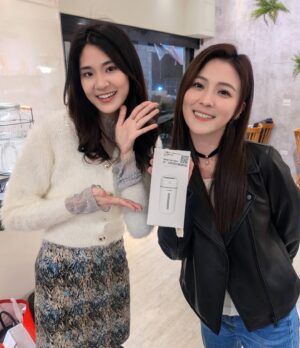 Genie Chuo Instagram - 海角七號的夥伴們交換禮物啦～
今年大家的禮物又比上一回進步不少😌
跟協志哥互相抽到禮物～也是ㄧ種冤家的延續😂
能這樣聚在一起真的很開心～
謝謝康樂股長 @sha_ariel 🩷

期待大夥再次相遇