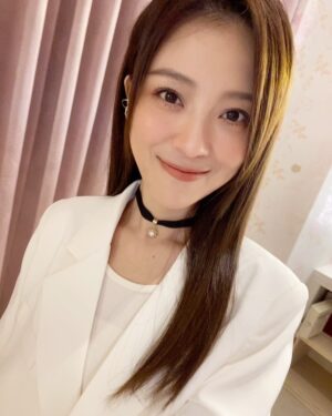 Genie Chuo Instagram - 其實我蠻喜歡現在的自己
雖然數字的部份每年增長
偶爾想起也會驚訝😗
不過，其實我也是常忘記自己幾歲
依舊還是跟以往一樣全力以赴
並且大部份的時間 我都還蠻開心並享受著
我熱愛我的生活，家人，朋友，工作
因為我得到的遠比失去的多
曾經的累積就像寶藏一樣
時時刻刻都在支撐著我
感謝來到身邊的人事物
願我們都能被世界溫柔對待
平安，健康，喜樂
日日都開心🤍

女鵝今年也送了禮物給我
幸運鬍鬚❤️‍🔥
剛過整點直接收到😌
還超級大根😍 喵了啦～