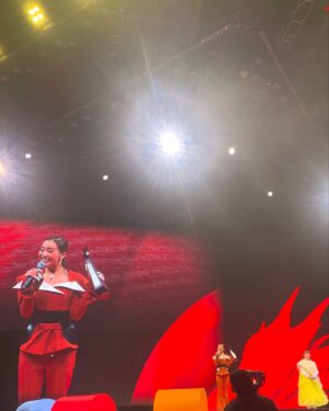 Gigi Cheung Instagram - 感動的晚上 (PROUD!)
特別是看見好朋友ssss 得獎，好叻好替你們高興。歌手dj們說觸動人心的說話都聽進心裏去。
2024 發佈了不少作品，謝謝仍然喜愛我和喜愛我的創作的你們。
2025 我會繼續努力，繼續相信，繼續創作。
我們都做著我們喜愛的事，我們也值得被喜愛。

#2024年度𠮟咤樂壇流行榜頒獎典禮

makeup @chichili 
hair @myos_zivyeung 
styling @huberttsui 
outfit @dolcegabbana 
boots @giuseppezanotti 
accessories @sljlondon
photos @peterlammmmm
