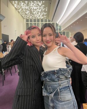 Gigi Cheung Instagram - 感動的晚上 (PROUD!)
特別是看見好朋友ssss 得獎，好叻好替你們高興。歌手dj們說觸動人心的說話都聽進心裏去。
2024 發佈了不少作品，謝謝仍然喜愛我和喜愛我的創作的你們。
2025 我會繼續努力，繼續相信，繼續創作。
我們都做著我們喜愛的事，我們也值得被喜愛。

#2024年度𠮟咤樂壇流行榜頒獎典禮

makeup @chichili 
hair @myos_zivyeung 
styling @huberttsui 
outfit @dolcegabbana 
boots @giuseppezanotti 
accessories @sljlondon
photos @peterlammmmm