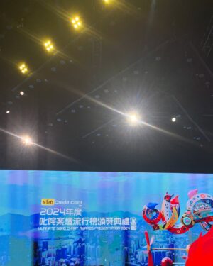 Gigi Cheung Instagram - 感動的晚上 (PROUD!)
特別是看見好朋友ssss 得獎，好叻好替你們高興。歌手dj們說觸動人心的說話都聽進心裏去。
2024 發佈了不少作品，謝謝仍然喜愛我和喜愛我的創作的你們。
2025 我會繼續努力，繼續相信，繼續創作。
我們都做著我們喜愛的事，我們也值得被喜愛。

#2024年度𠮟咤樂壇流行榜頒獎典禮

makeup @chichili 
hair @myos_zivyeung 
styling @huberttsui 
outfit @dolcegabbana 
boots @giuseppezanotti 
accessories @sljlondon
photos @peterlammmmm