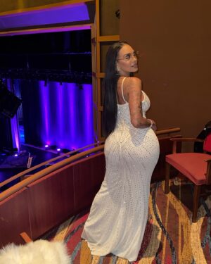 Gigi Maguire Instagram - Grown & Sexy vibes tonight at #timbstotuxedos @jadakiss performing live with the orchestra at Cobb Energy Center @lipservicesouf @thirdeyevy ✨🍑✨