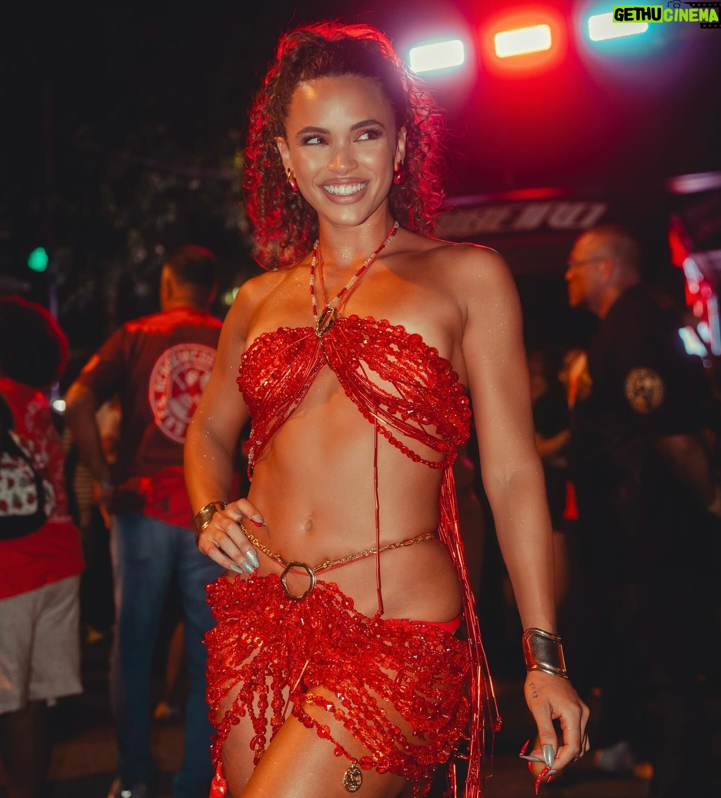 Giovana Cordeiro - 48.5K Likes - A minha fé me faz insistir na arte e a minha arte é sempre o canal para a fé dar um jeito de me deixar saber que eu tô no caminho certo. Elas alimentam uma a outra.
Eu entro em cena quando piso aqui. Pra mim, é tudo a mesma coisa. É tudo expressão, entrega, verdade, estudo e comprometimento. Eu sou artista porque é de arte que eu vivo, é de arte que eu me alimento e tenho profundo respeito por ela. Não quero saber de mais nada.
O Carnaval é também o meu palco. Aqui, assim como em cena, eu percebo de novo a fé apontando um caminho próspero. Reconheço. Agradeço.
Lembro de Dona Marita e de como a minha Umbanda une a minha família e me fez ganhar outra: uma família que me ensina a movimentar junto a natureza. Não tem coisa mais linda que isso.
Percebo que tenho encarado imprevistos de maneira diferente. Não me assusto. Confio. A oportunidade de seguir irradiando enquanto refaço a rota é o que me instiga! Nunca nada veio fácil mesmo. No final das contas parece que sempre foi essa a única opção que a vida me deu: continuar dançando. Arte é insistência. O que me faz artista é meu fôlego.
Pode vir. Não temo. Porque na minha vida tem magia, tem arte, tem festa e tem muito axé. Onde quer que eu vá, que eu celebre a energia de quem nunca me deixa sozinha.
Salve o povo da encruzilhada! LAROYÊ 🌶️