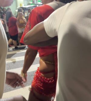Giovana Cordeiro Instagram - A minha fé me faz insistir na arte e a minha arte é sempre o canal para a fé dar um jeito de me deixar saber que eu tô no caminho certo. Elas alimentam uma a outra.

Eu entro em cena quando piso aqui. Pra mim, é tudo a mesma coisa. É tudo expressão, entrega, verdade, estudo e comprometimento. Eu sou artista porque é de arte que eu vivo, é de arte que eu me alimento e tenho profundo respeito por ela. Não quero saber de mais nada. 

O Carnaval é também o meu palco. Aqui, assim como em cena, eu percebo de novo a fé apontando um caminho próspero. Reconheço. Agradeço. 

Lembro de Dona Marita e de como a minha Umbanda une a minha família e me fez ganhar outra: uma família que me ensina a movimentar junto a natureza. Não tem coisa mais linda que isso.

Percebo que tenho encarado imprevistos de maneira diferente. Não me assusto. Confio. A oportunidade de seguir irradiando enquanto refaço a rota é o que me instiga! Nunca nada veio fácil mesmo. No final das contas parece que sempre foi essa a única opção que a vida me deu: continuar dançando. Arte é insistência. O que me faz artista é meu fôlego. 

Pode vir. Não temo. Porque na minha vida tem magia, tem arte, tem festa e tem muito axé. Onde quer que eu vá, que eu celebre a energia de quem nunca me deixa sozinha. 

Salve o povo da encruzilhada! LAROYÊ 🌶️