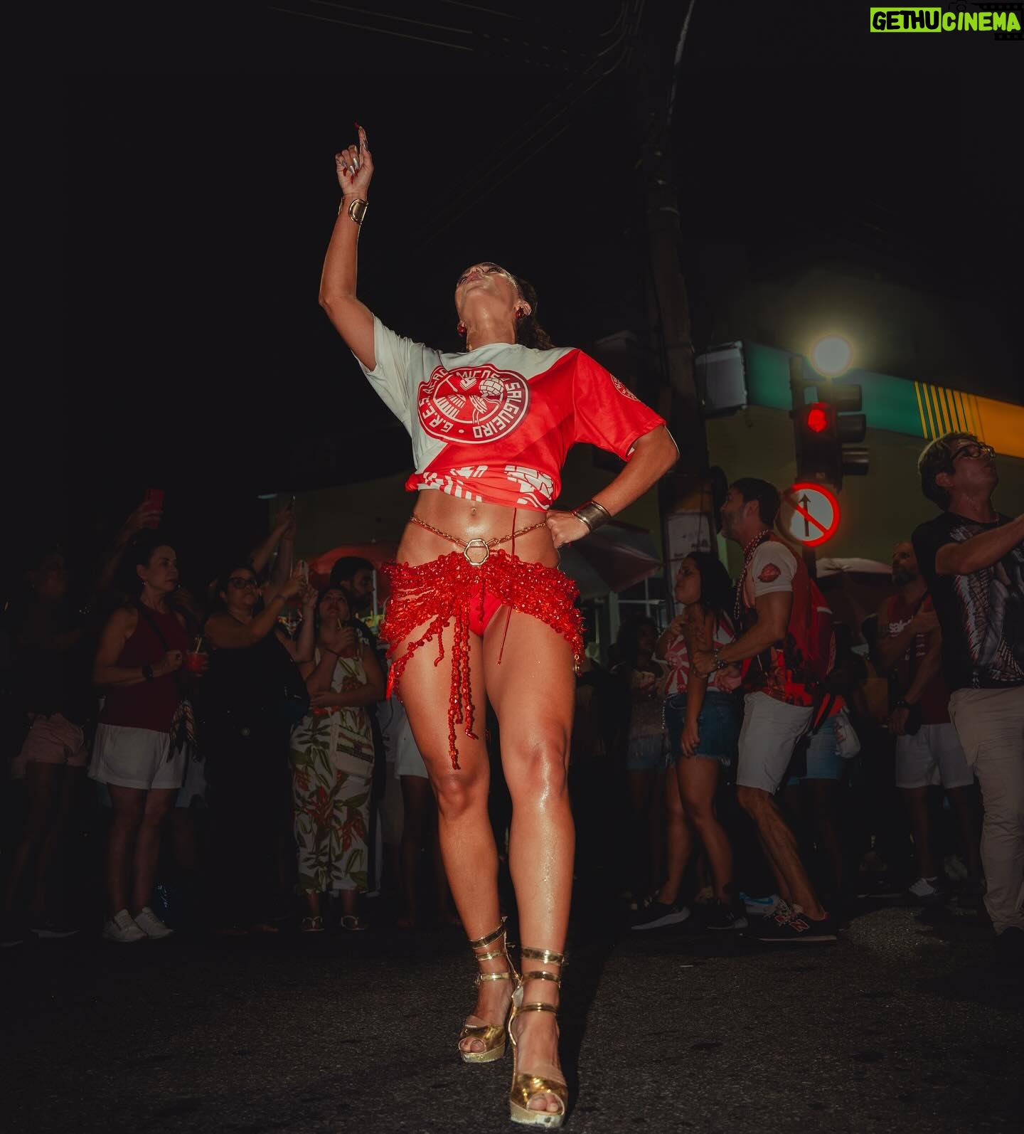 Giovana Cordeiro - 48.5K Likes - A minha fé me faz insistir na arte e a minha arte é sempre o canal para a fé dar um jeito de me deixar saber que eu tô no caminho certo. Elas alimentam uma a outra.
Eu entro em cena quando piso aqui. Pra mim, é tudo a mesma coisa. É tudo expressão, entrega, verdade, estudo e comprometimento. Eu sou artista porque é de arte que eu vivo, é de arte que eu me alimento e tenho profundo respeito por ela. Não quero saber de mais nada.
O Carnaval é também o meu palco. Aqui, assim como em cena, eu percebo de novo a fé apontando um caminho próspero. Reconheço. Agradeço.
Lembro de Dona Marita e de como a minha Umbanda une a minha família e me fez ganhar outra: uma família que me ensina a movimentar junto a natureza. Não tem coisa mais linda que isso.
Percebo que tenho encarado imprevistos de maneira diferente. Não me assusto. Confio. A oportunidade de seguir irradiando enquanto refaço a rota é o que me instiga! Nunca nada veio fácil mesmo. No final das contas parece que sempre foi essa a única opção que a vida me deu: continuar dançando. Arte é insistência. O que me faz artista é meu fôlego.
Pode vir. Não temo. Porque na minha vida tem magia, tem arte, tem festa e tem muito axé. Onde quer que eu vá, que eu celebre a energia de quem nunca me deixa sozinha.
Salve o povo da encruzilhada! LAROYÊ 🌶️