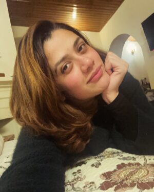 Girija Oak Instagram - Ok now I miss my short hair!
@hairbyhetviburman 🤍

#whattodo #hairstories