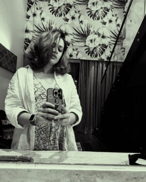 Girija Oak Instagram - Ok now I miss my short hair!
@hairbyhetviburman 🤍

#whattodo #hairstories