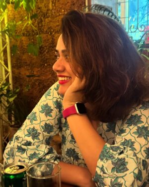 Girija Oak Instagram - Ok now I miss my short hair!
@hairbyhetviburman 🤍

#whattodo #hairstories