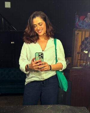 Girija Oak Instagram - Ok now I miss my short hair!
@hairbyhetviburman 🤍

#whattodo #hairstories