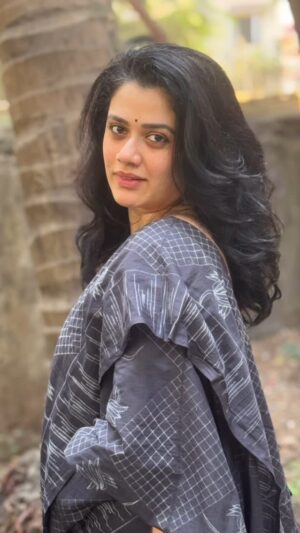 Girija Oak Instagram - 🌒 

Last image with the photographer/sakhaa @suhrudgodbole

#100sareepact . Saree no 84
My friend Akshara and I bought this  beautiful cotton saree made with Shibori resist dyeing technique at an exhibition :)