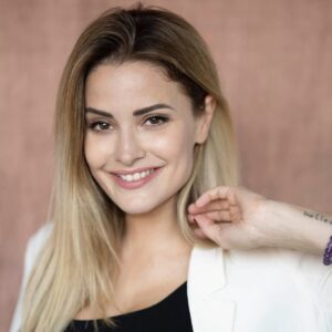 Giulia Elettra Gorietti Instagram - ✨ 𝐆𝐢𝐮𝐥𝐢𝐚 𝐄𝐥𝐞𝐭𝐭𝐫𝐚 𝐆𝐨𝐫𝐢𝐞𝐭𝐭𝐢 𝐬𝐢 𝐫𝐚𝐜𝐜𝐨𝐧𝐭𝐚: 𝐚𝐭𝐭𝐫𝐢𝐜𝐞, 𝐦𝐨𝐠𝐥𝐢𝐞, 𝐦𝐚𝐝𝐫𝐞 𝐞 𝐚𝐦𝐛𝐚𝐬𝐜𝐢𝐚𝐭𝐫𝐢𝐜𝐞 𝐝𝐞𝐥 𝐬𝐨𝐜𝐢𝐚𝐥𝐞 
 
Luminosa, intensa e determinata: Giulia Elettra Gorietti rappresenta molto più di una semplice attrice. Moglie di Pietro Iemmello e madre di Violante, è una donna che vive con passione non solo il set cinematografico, ma anche il suo impegno per il sociale. Con una carriera iniziata giovanissima, ha saputo conquistare il pubblico e gli addetti ai lavori con interpretazioni versatili e toccanti. In questa intervista ci racconta la sua arte, i progetti che le stanno a cuore e il suo amore per la Calabria, che ormai considera una seconda casa.

🔗 Leggi l’intervista completa di @carlomignolli (link nelle storie)