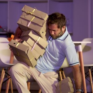 Gladys Florimonte Instagram - Risas, complicidad y aplausos: gran debut de No te vistas para cenar en Villa Carlos Paz
La comedia dirigida por Lía Jelín conquistó al público en su estreno en la ciudad cordobesa con un elenco de lujo.
Villa Carlos Paz vibró con la energía desbordante de una sala colmada y risas incontrolables. Así fue el esperado debut de No te vistas para cenar, una comedia que no solo garantiza carcajadas, sino que también trae consigo el prestigio de ser una de las obras más representadas del mundo, dirigida con maestría por la reconocida Lía Jelín.

El argumento, ágil y lleno de giros hilarantes, se centra en un entramado de mentiras y confusiones. Bernardo, interpretado por Nicolás Riera, planea una Navidad “perfecta” con su amante, Pamela (Lali González). Para encubrir su infidelidad, involucra a su mejor amigo, Roberto (Christian Sancho), como coartada frente a su esposa, Jaqueline (Celeste Muriega). Pero la aparición de la mucama, encarnada por la carismática Gladys Florimonte, desata un caos absoluto. Lo que prometía ser una velada controlada se convierte en un torbellino de equívocos, secretos y risas.
.
.
Ph: @mariosarok 
.
#notevistasparacenar #teatro #teatrovillacarlospaz #temporada2025 #espectáculos @notevistasparacenar @celestemuriega @chrissanchook @lalilalig @florimontegladys @nico__riera @teatrodelsol