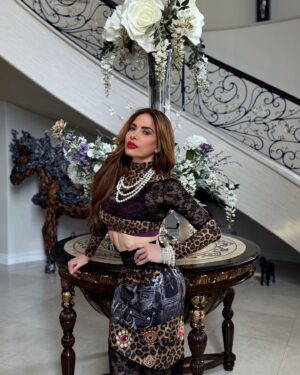 Gloria Trevi Instagram - En casa piso, trabajo y corro a seguir trabajando, amo lo que hago y lo hago apasionadamente ❤️‍🔥💋