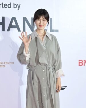 Gong Min-jeung Instagram - 부산국제영화제 기나긴 일정 덕에 여행은 덤👣 
<다른 것으로 알려질 뿐이지> <파편> <메소드 연기> 앞으로 많은 관심 부탁드립니다💚 부산 안뇽