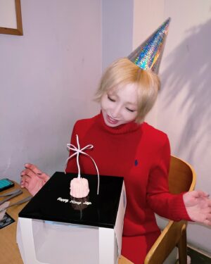 Gong Min-ji Instagram - HAPPY MINZY DAY❤️
느좋 한 입 케이크 냠!
소중한 사람들과 함께였던 하루🍰🍔🤭

2025년도 마음 따뜻한, 행복한 일들이
차곡차곡 쌓여지는 한 해가 되길 바라며😉
축하해주신 모든 분들 감사해요✨
