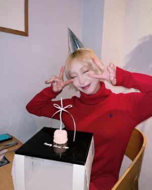 Gong Min-ji Instagram - HAPPY MINZY DAY❤️
느좋 한 입 케이크 냠!
소중한 사람들과 함께였던 하루🍰🍔🤭

2025년도 마음 따뜻한, 행복한 일들이
차곡차곡 쌓여지는 한 해가 되길 바라며😉
축하해주신 모든 분들 감사해요✨