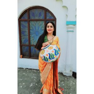 Gracy Singh Instagram - Keep Rising ☀️ 
Feel special, unique, on top of the world.. it's your Day 👑💄🌸👛🥻
. Happy women's Day 💅🏻💐
#internationalwomensday