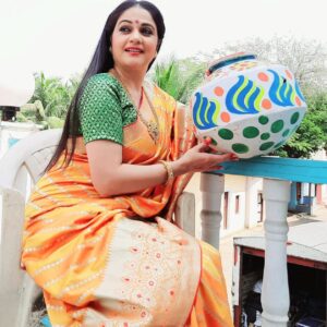 Gracy Singh Instagram - Keep Rising ☀️ 
Feel special, unique, on top of the world.. it's your Day 👑💄🌸👛🥻
. Happy women's Day 💅🏻💐
#internationalwomensday