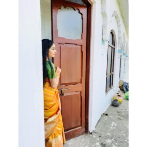 Gracy Singh Instagram - Keep Rising ☀️ 
Feel special, unique, on top of the world.. it's your Day 👑💄🌸👛🥻
. Happy women's Day 💅🏻💐
#internationalwomensday