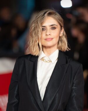 Greta Scarano Instagram - Sentirsi a casa ❣️ Grazie ❣️
@romacinemafest @bestmovie_mag 

@crunaofficial 
@pianegonda.jewelry 
@armanibeauty 
@cotrilspa 

@carryover_pr

#armanimakeup