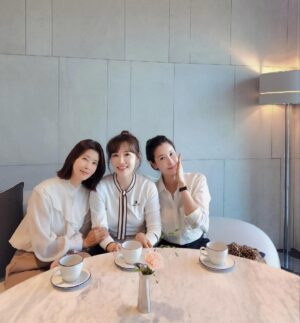 Ha Hee-ra Instagram - 사랑하는 동생들과… 코이노니아~
함께 믿음의길을 가며..
선한일을 계획하며..
소중한 시간을 보낼수 있어서..
감사합니다!!!
사랑합니다!!!